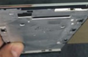 Descascamento de tinta na superfície da moldura central do telefone celular